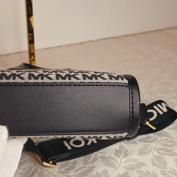 Michael Kors Mini Bag Monogram Crossbody New with Tag - Picture 7 of 14